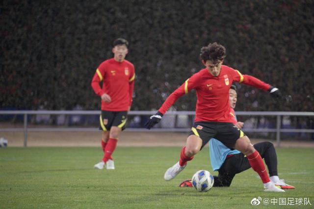 开云注册网址-国足战日本用三后卫or五后卫？中场关键两翼更致命