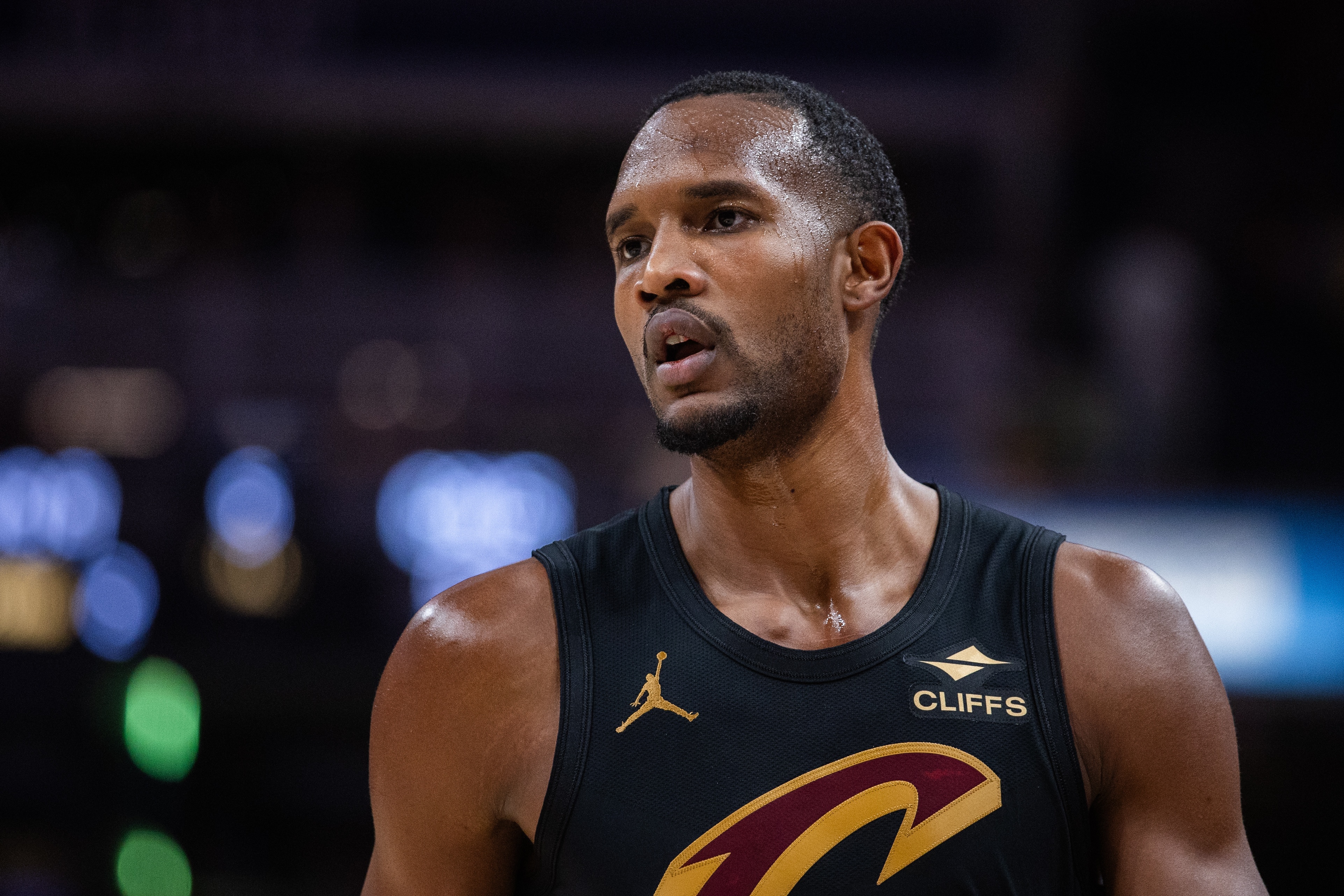 kaiyun-难阻失利！莫布里11中6拿到15分9板8助2断3帽 正负值-11