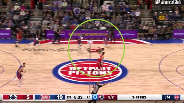 开云官网-惨！小卡左膝受伤瞬间曝光：先被奥萨尔撞 马上又被里德撞翻在地