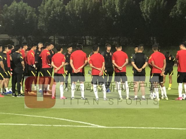 国足恢复训练平复情绪备战日本 李铁单聊韦世豪